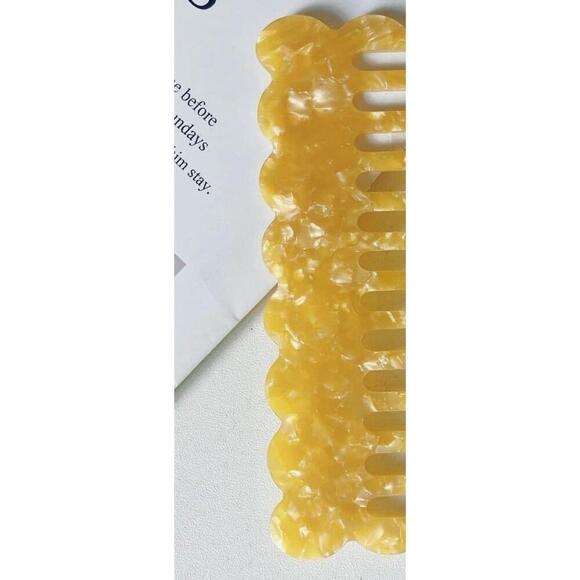 Wavy Style Hair Comb in Yellow - Picture 2 of 5